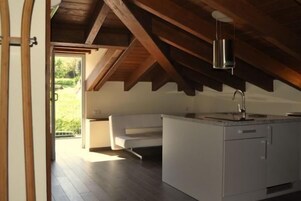 Apartamento de diseño (Casa Matín) | Cocina privada | Frigorífico pequeño, microondas, placa de cocina y lavavajillas