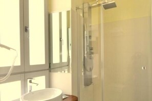 Shower, rainfall showerhead, hair dryer, towels - Casona la Sierra (Cudillero)