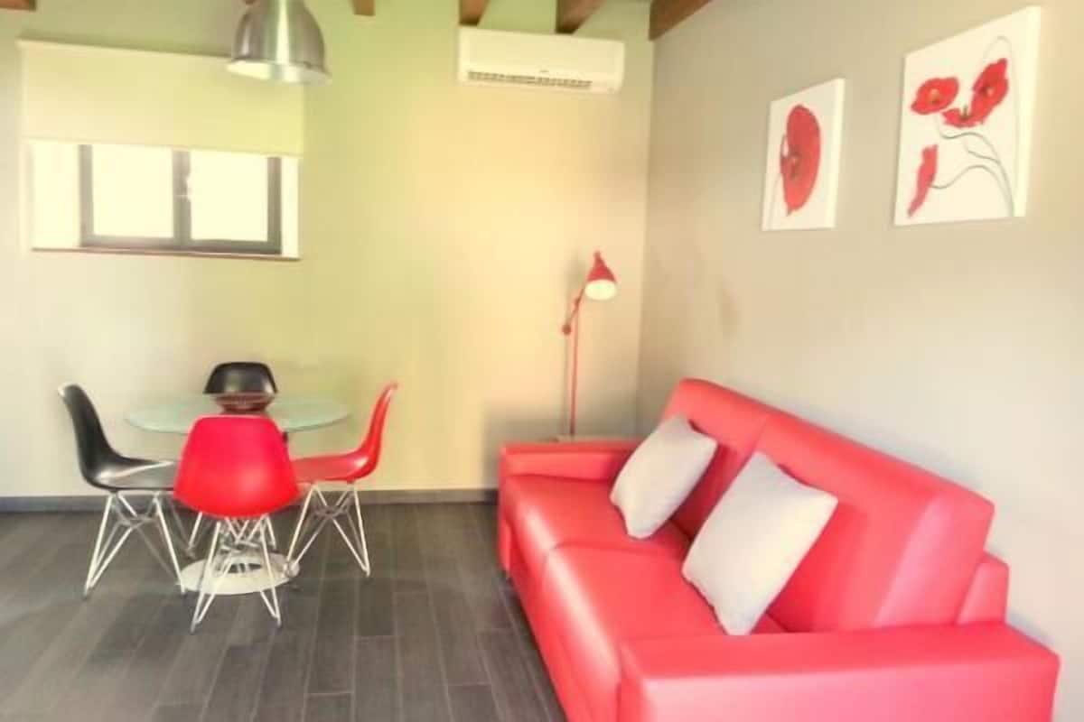Loft de diseñador (Fidel) | Sala de estar | Televisión de pantalla plana, futbolito y tenis de mesa