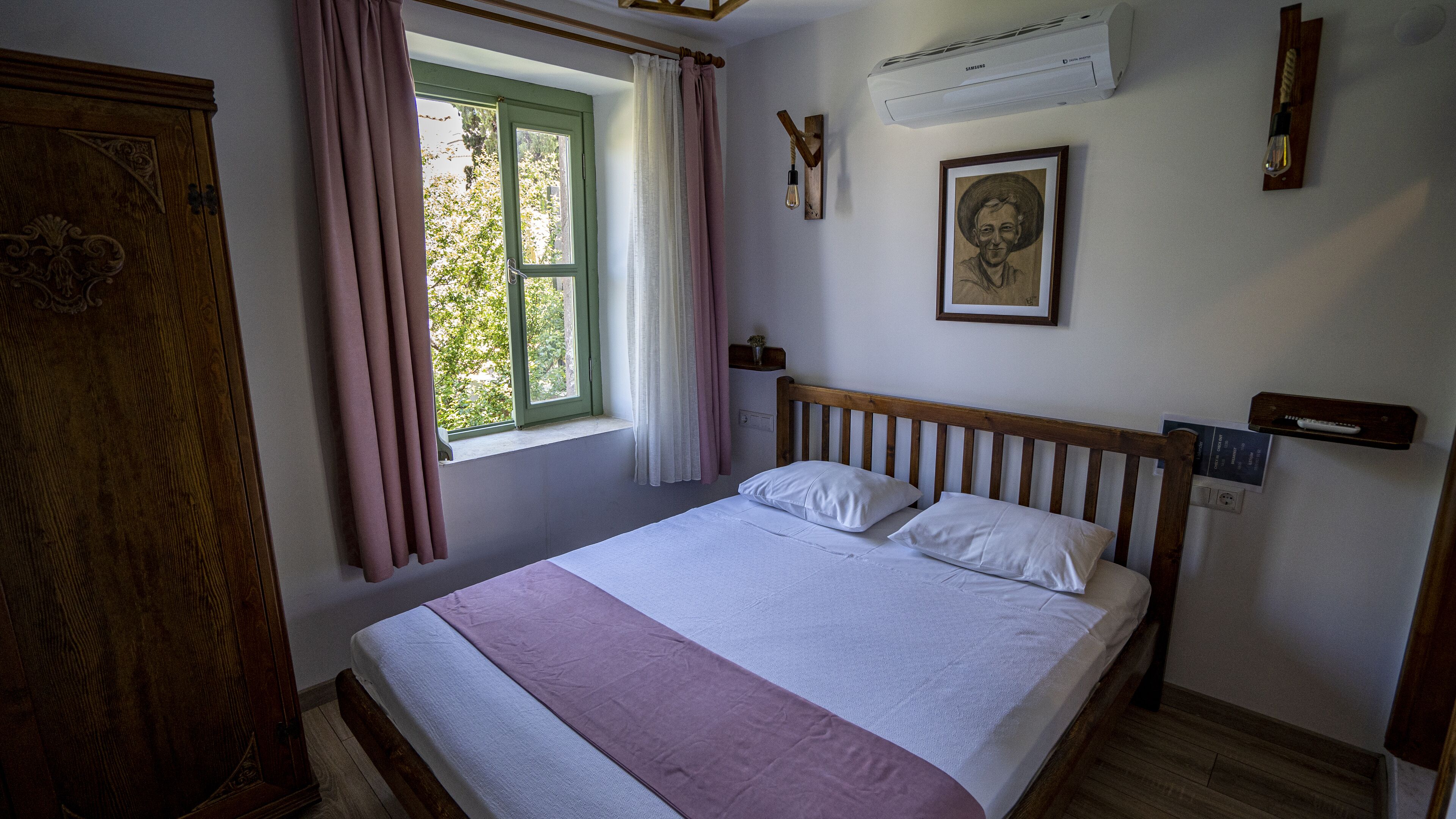 Standaard tweepersoonskamer | Een bureau, geluiddichte muren, gratis wifi, beddengoed