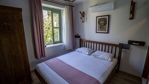 Habitación doble estándar | Escritorio, insonorización, wifi gratis y ropa de cama 