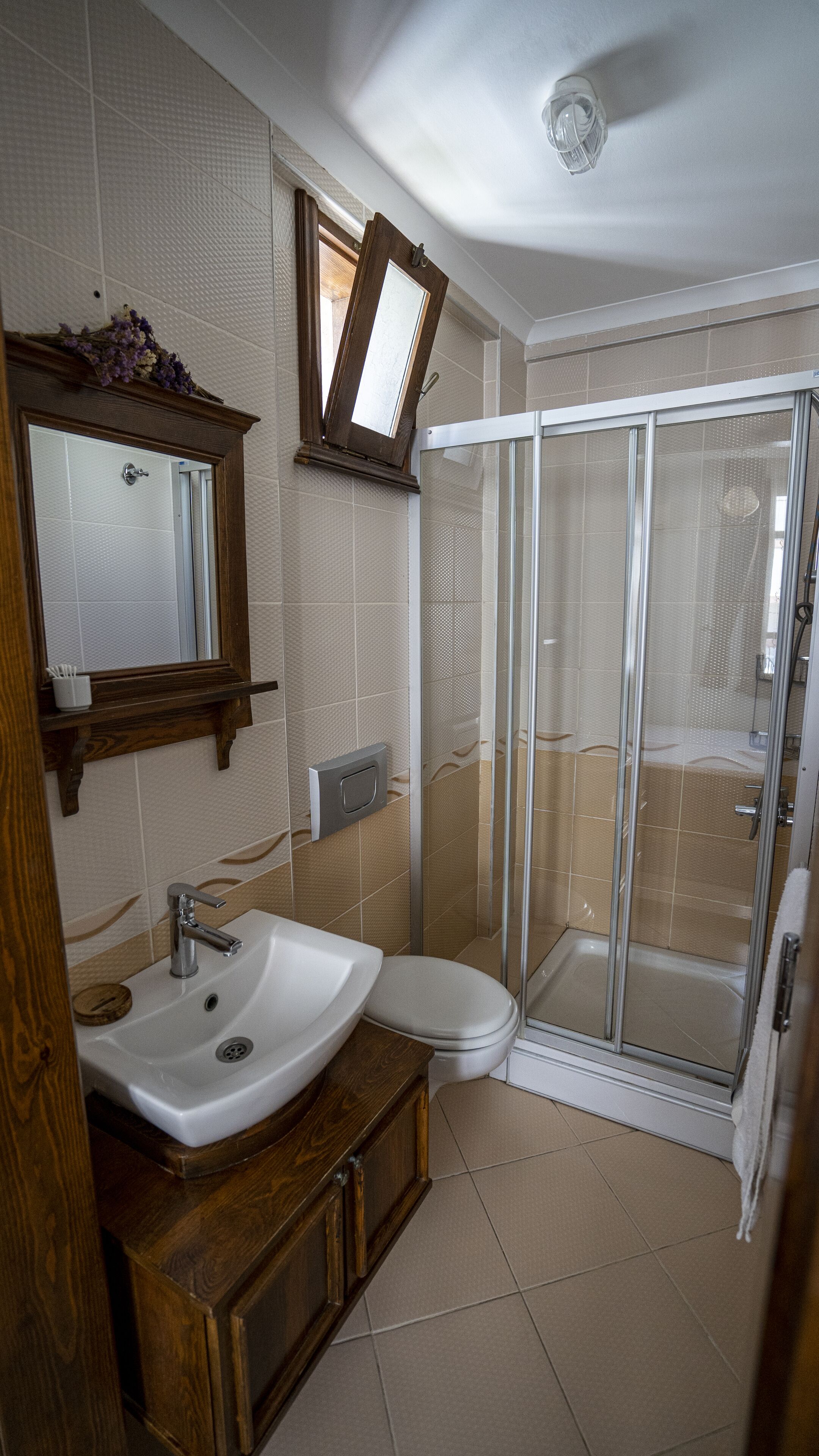 economy room, 1 double bed | bathroom | shower, free toiletries, hair dryer, slippers