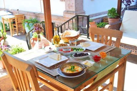 Desayuno con opciones de la cocina local diario (TRY 2 por persona)