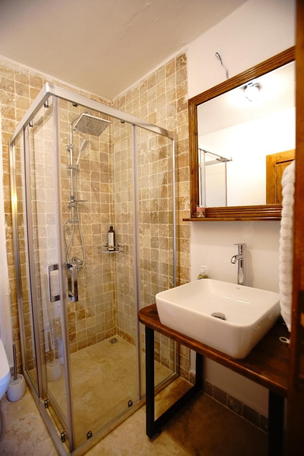 shower, free toiletries, hair dryer, slippers