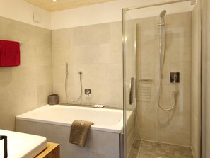 Leilighet – comfort, 2 soverom | Bad | Toalettartikler (inkludert), hårføner, tøfler og håndklær