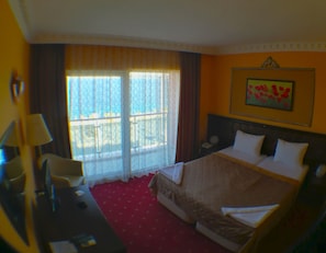 Kahden hengen huone, merinäköala | Ylelliset vuodevaatteet, tallelokero huoneessa, työpöytä, äänieristys