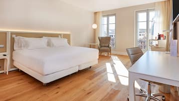 Een minibar, een kluis op de kamer, een bureau, geluiddichte muren