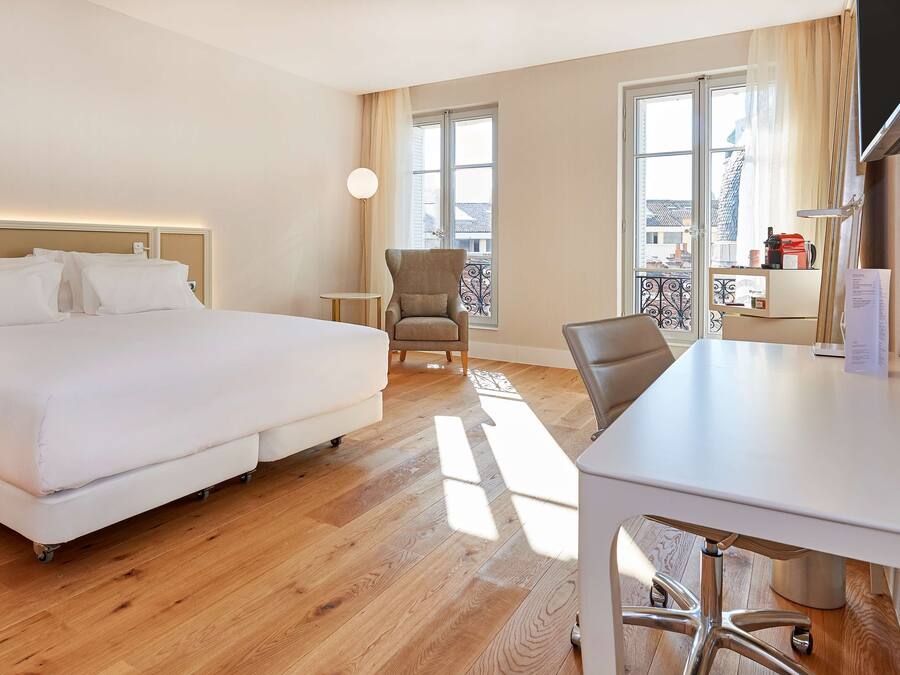 Een minibar, een kluis op de kamer, een bureau, geluiddichte muren