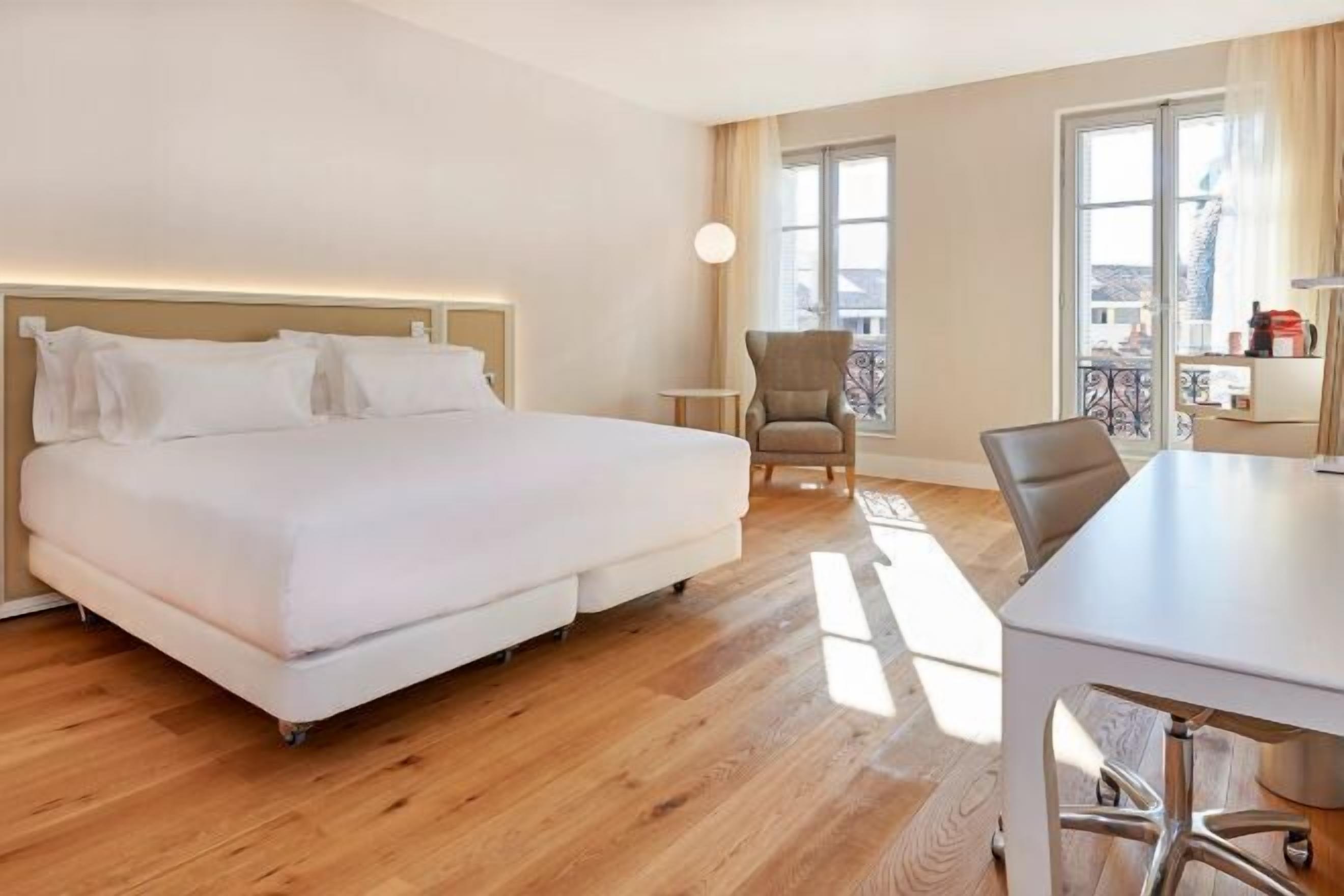 ميني بار وخزنة داخل الغرفة ومكتب وتجهيزات عازلة للصوت