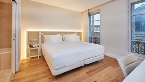 Minibar, safe på rommet, skrivebord og lydisolert