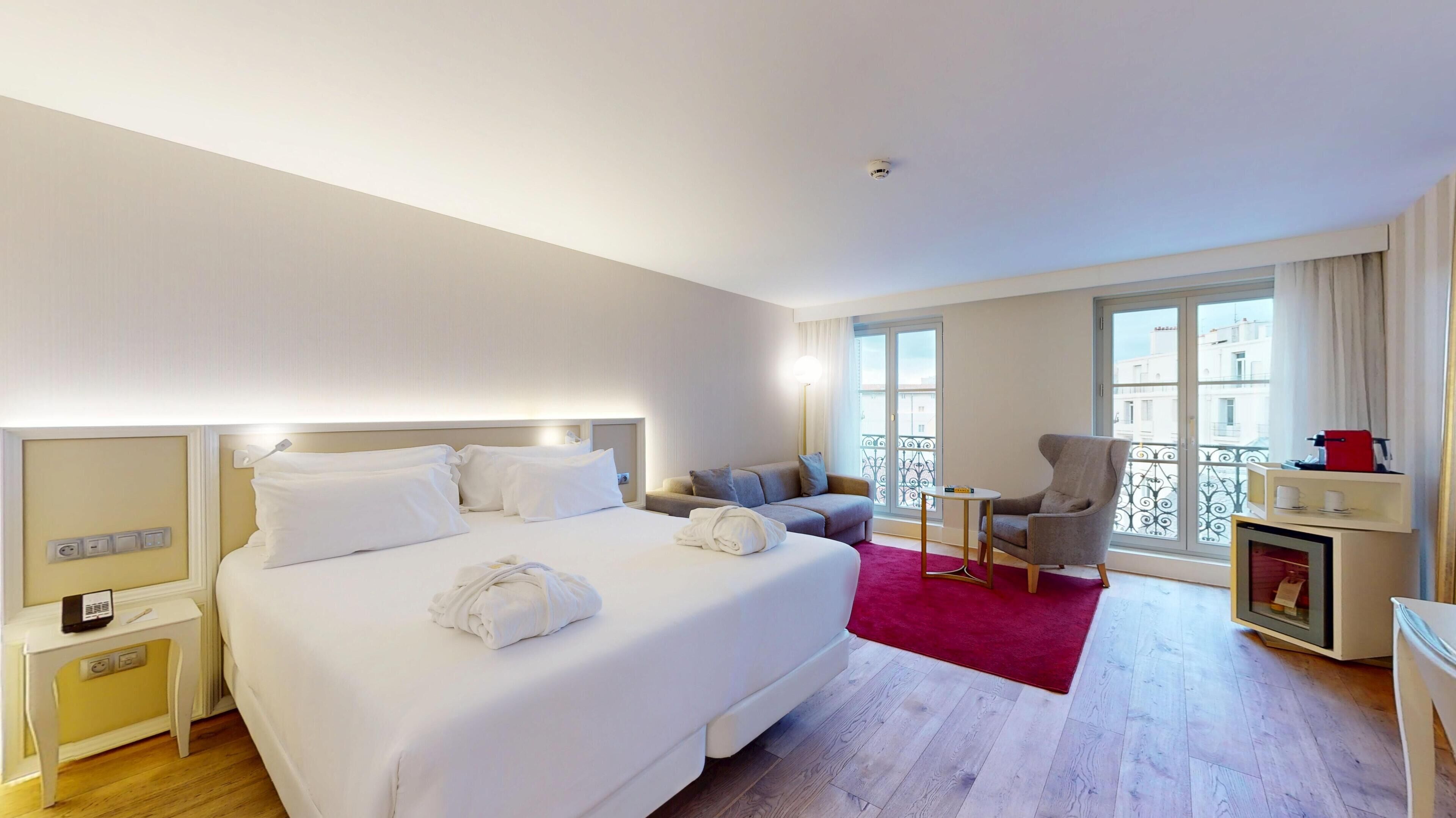 Minibar, odada kasa, masa, ses yalıtımı 