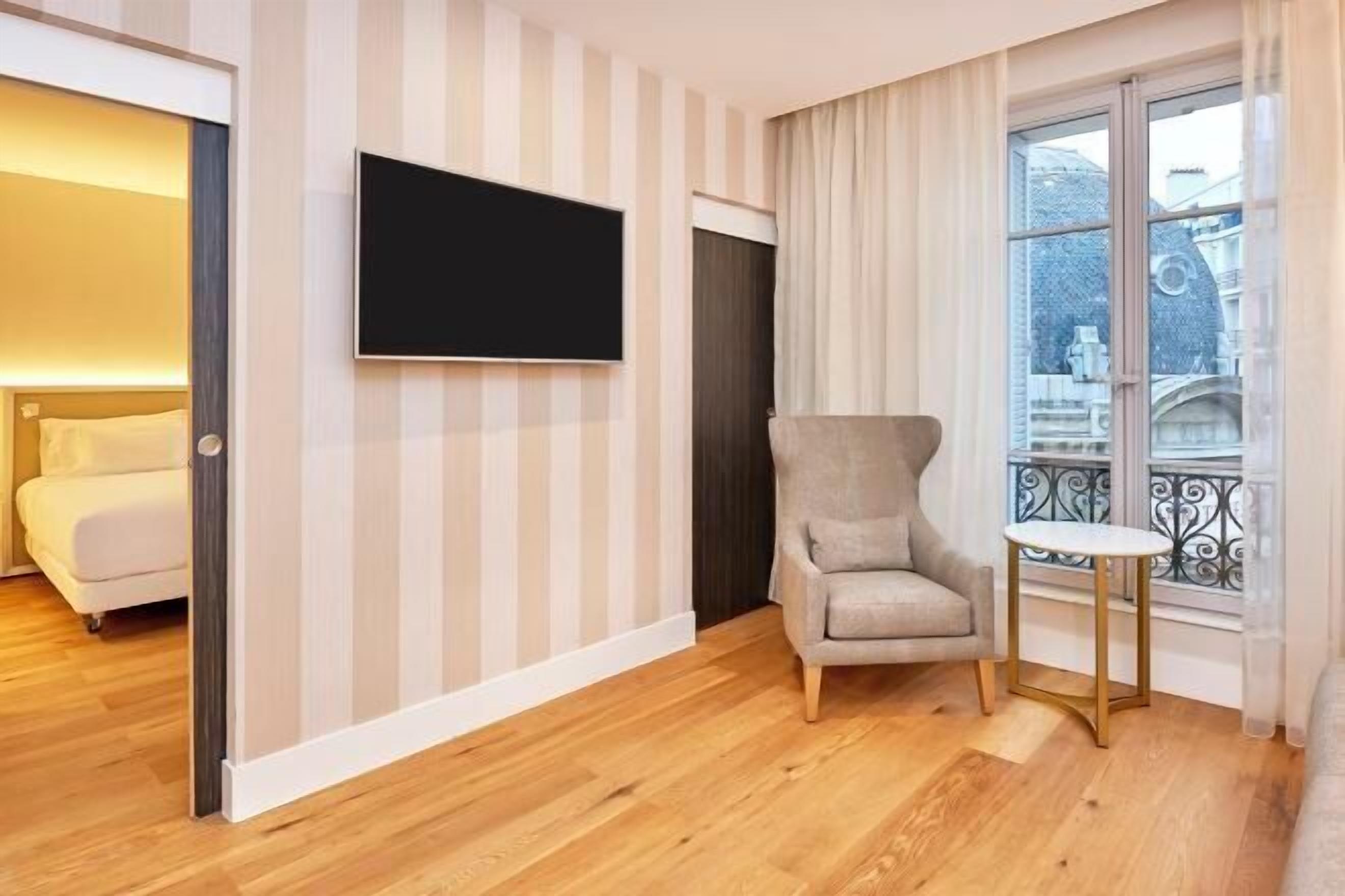 미니바, 객실 내 금고, 책상, 방음 설비