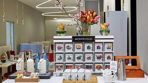 Presentación de productos MONTECELLO, incluyendo tés, infusiones herbales y leche.