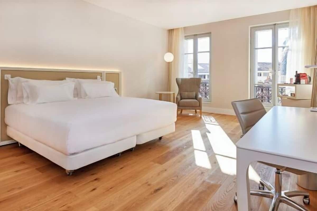 Minibar, két bảo mật tại phòng, bàn, phòng cách âm