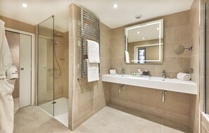 Eco-friendly toiletries, hair dryer, towels - NH Collection Marseille (Marseille)