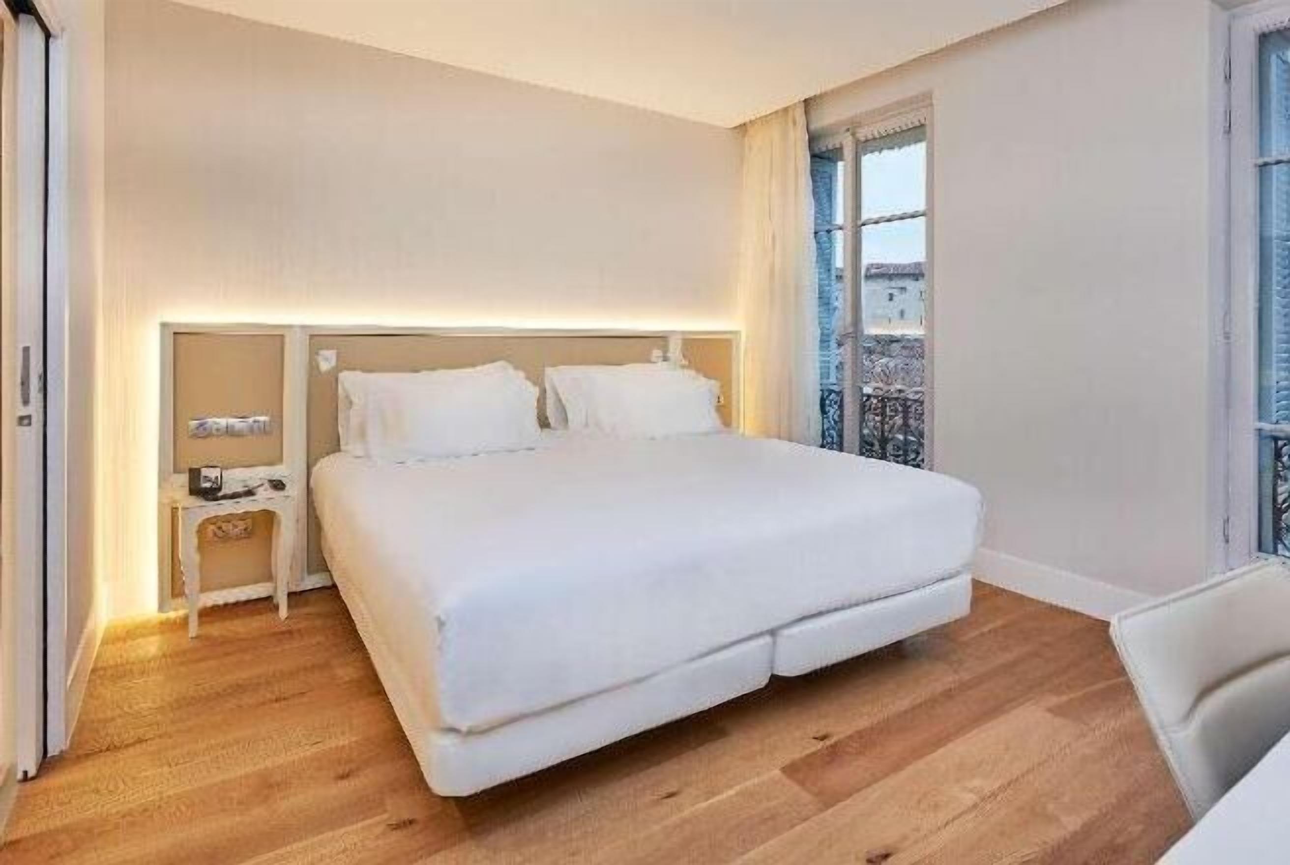 ميني بار وخزنة داخل الغرفة ومكتب وتجهيزات عازلة للصوت