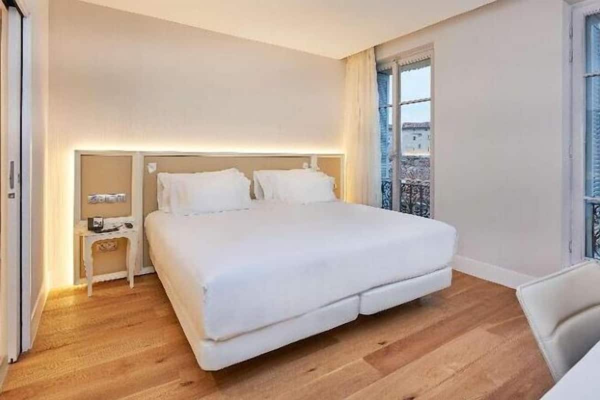 Minibar, in-room safe, desk, soundproofing