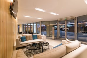 Lobby sitting area - Excel Lux Apartment (London)