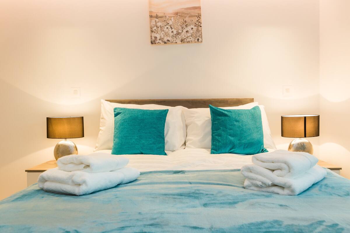 Departamento de lujo, 1 habitación, con acceso para personas discapacitadas, vista a la ciudad | 1 habitación, tabla de planchar con plancha, wifi gratis y ropa de cama 