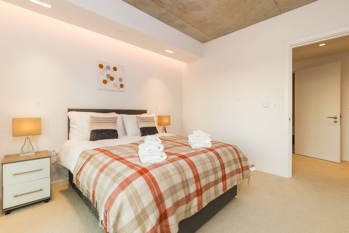 Departamento Deluxe, 1 habitación, con acceso para personas discapacitadas, vista a la ciudad | 1 habitación, tabla de planchar con plancha, wifi gratis y ropa de cama 