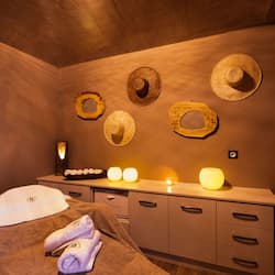 Espace de soins pour les couples, sauna, bain à remous, soins corporels