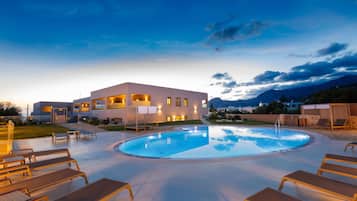 Piscine extérieure, cabanons gratuits, parasols de plage