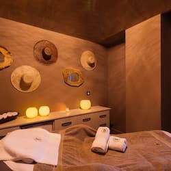 Espace de soins pour les couples, sauna, bain à remous, soins corporels