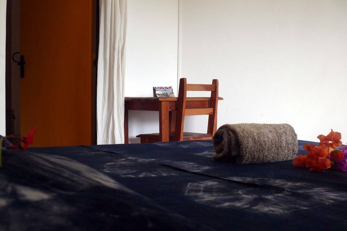 Standard Room | Peralatan tempat tidur premium, meja, langsir/tirai gelap terus