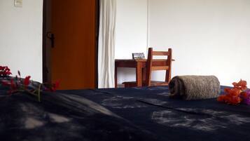 Standard Room | Peralatan tempat tidur premium, meja, langsir/tirai gelap terus