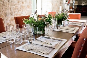 Dinner served, Regional cuisine, garden views  - La Verrière (Crestet)