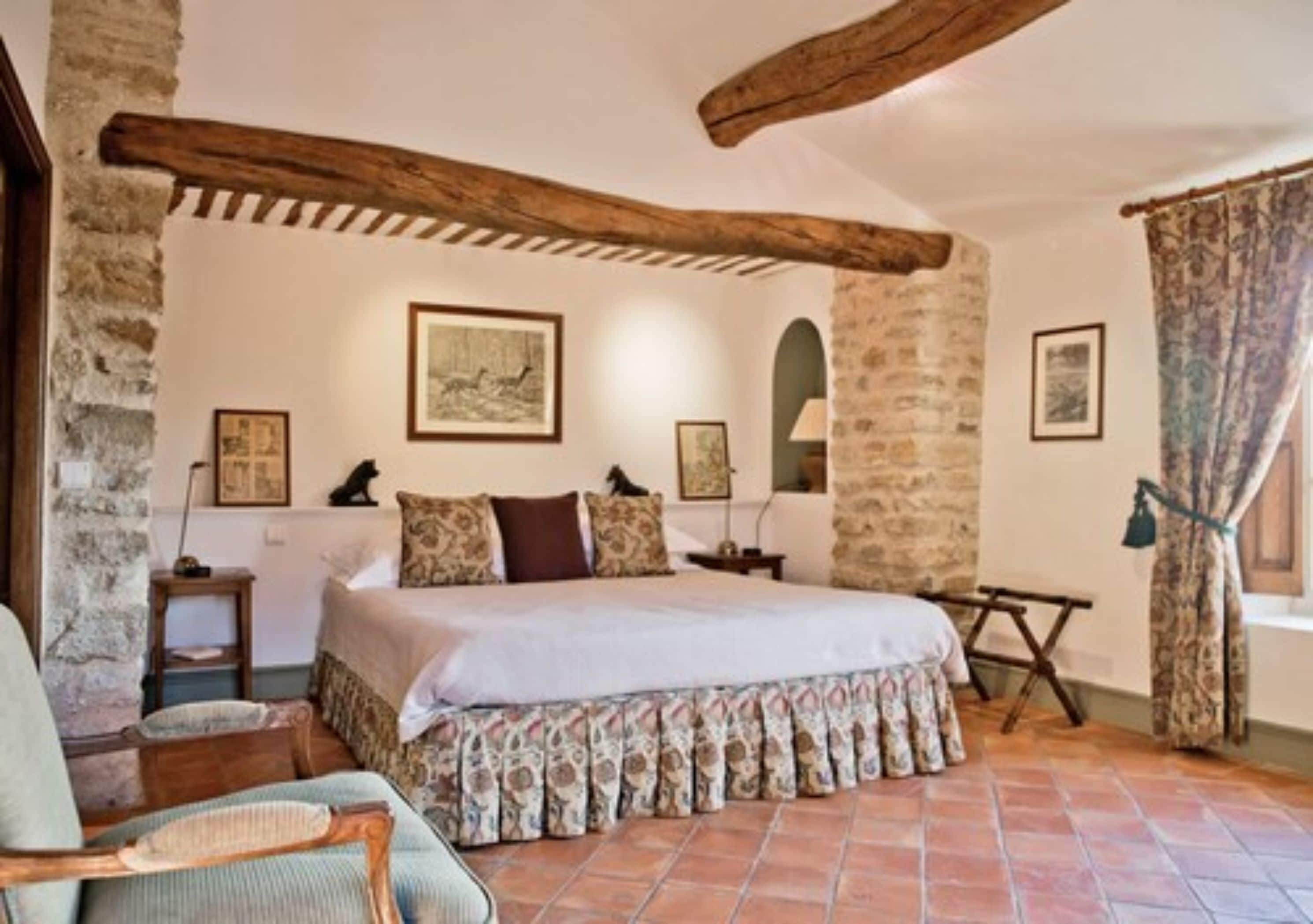 Classic Suite (Sanglier) | Individually decorated, individually furnished, desk, laptop workspace