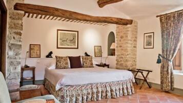 Classic Suite (Sanglier) | Individually decorated, individually furnished, desk, laptop workspace