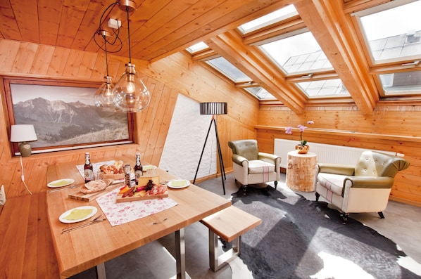 Superior-Apartment, 3 Schlafzimmer, Kamin | Wohnbereich | Flachbildfernseher, Kinderspielzeug