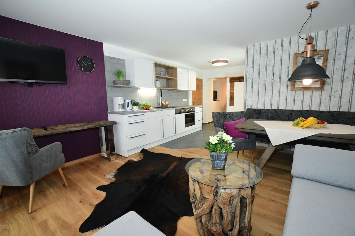 Design-Apartment, 2 Schlafzimmer, Bergblick (Zimmer 2 mit Balkon) | Wohnbereich