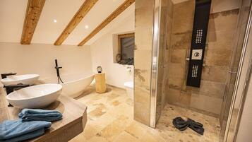 Superior Condo, 3 Bedrooms, Fireplace | Bathroom | Hair dryer, towels, soap, shampoo