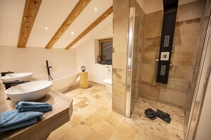 Condo superior, 3 habitaciones, chimenea | Baño | Secadora de cabello, toallas, jabón, shampoo 