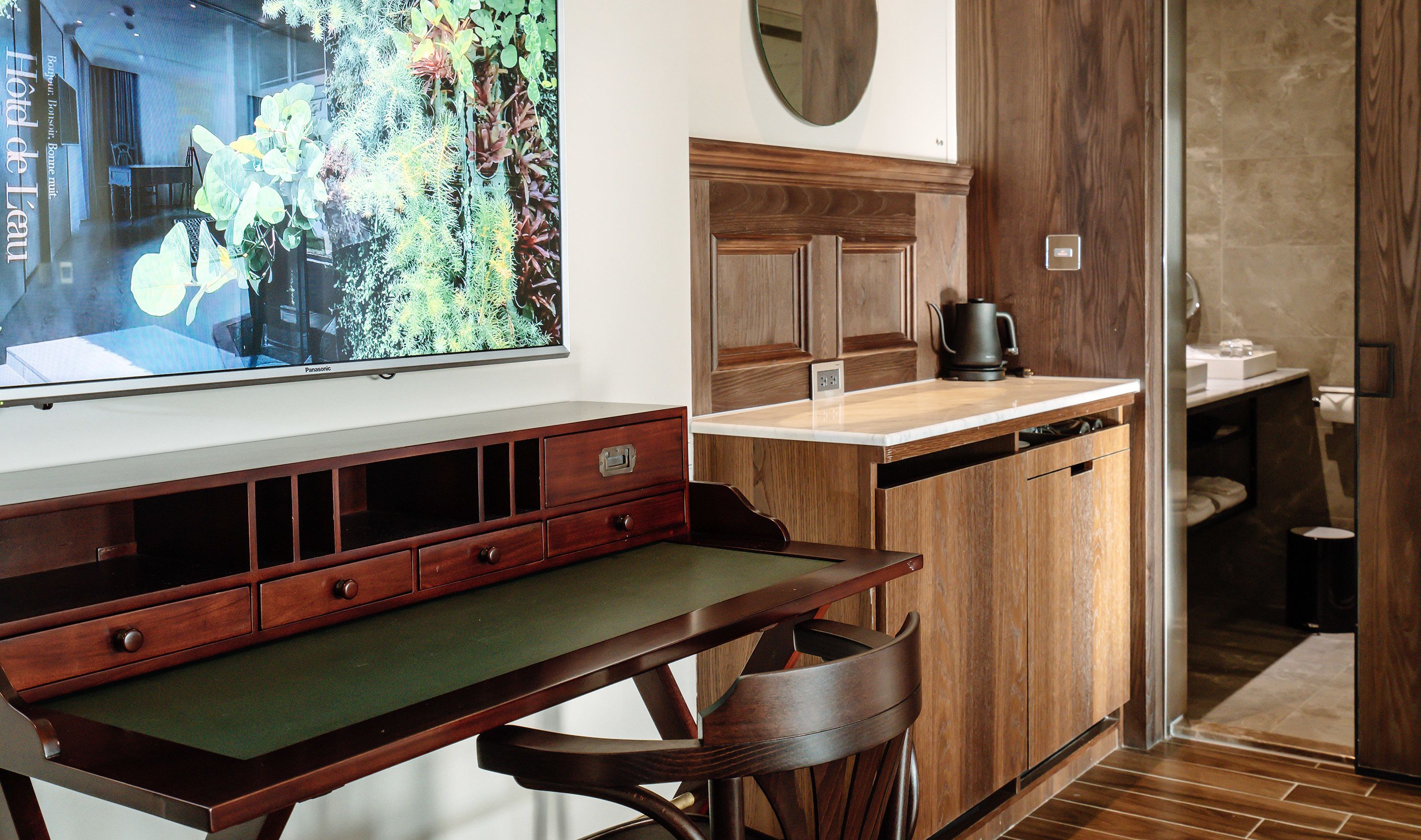 deluxe quadruple room | in-room business centre