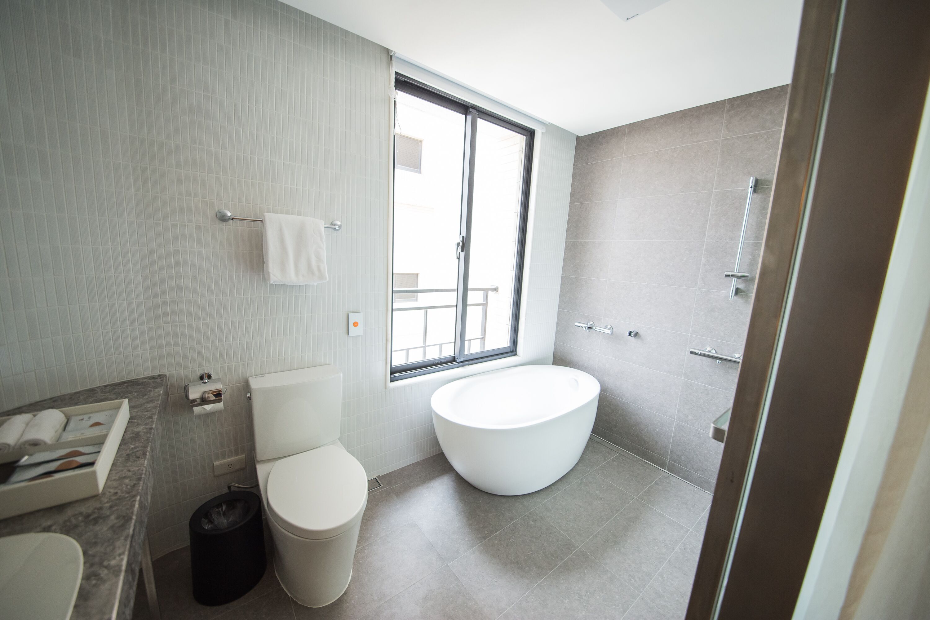 Un baño moderno con inodoro, lavabo y bañera.