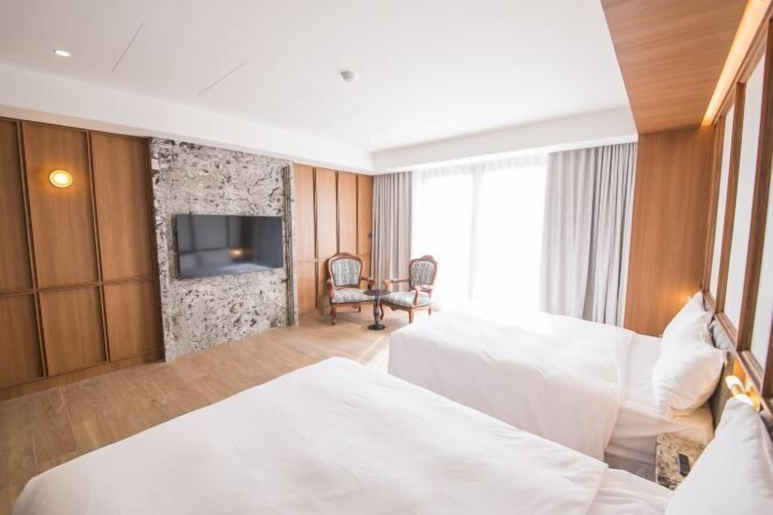 1 bedroom, premium bedding, pillowtop beds, individually decorated