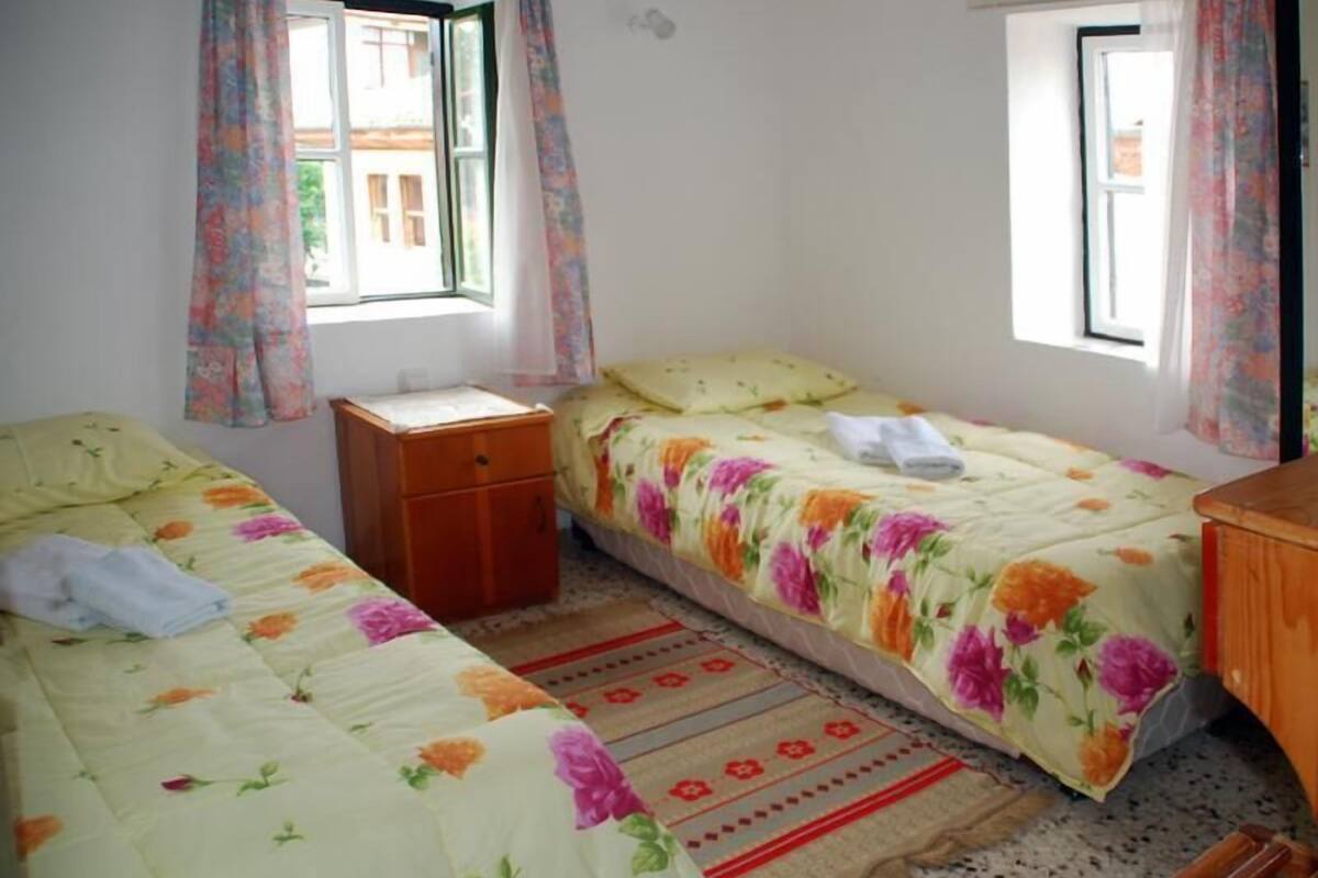 Habitación estándar con 1 cama matrimonial o 2 individuales | Tabla de planchar con plancha y ropa de cama 