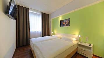 Desk, soundproofing, free WiFi, bed sheets