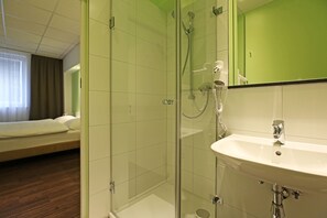 Shower, free toiletries, towels - Montagehotel Business & City (Linz)