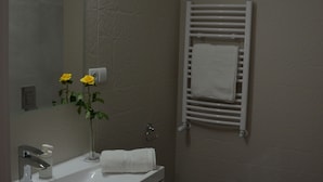 Deluxe Studio (Warszawa) | Bathroom | Free toiletries, hair dryer, towels - Apartamenty Oxygen DeLux (Warsaw)