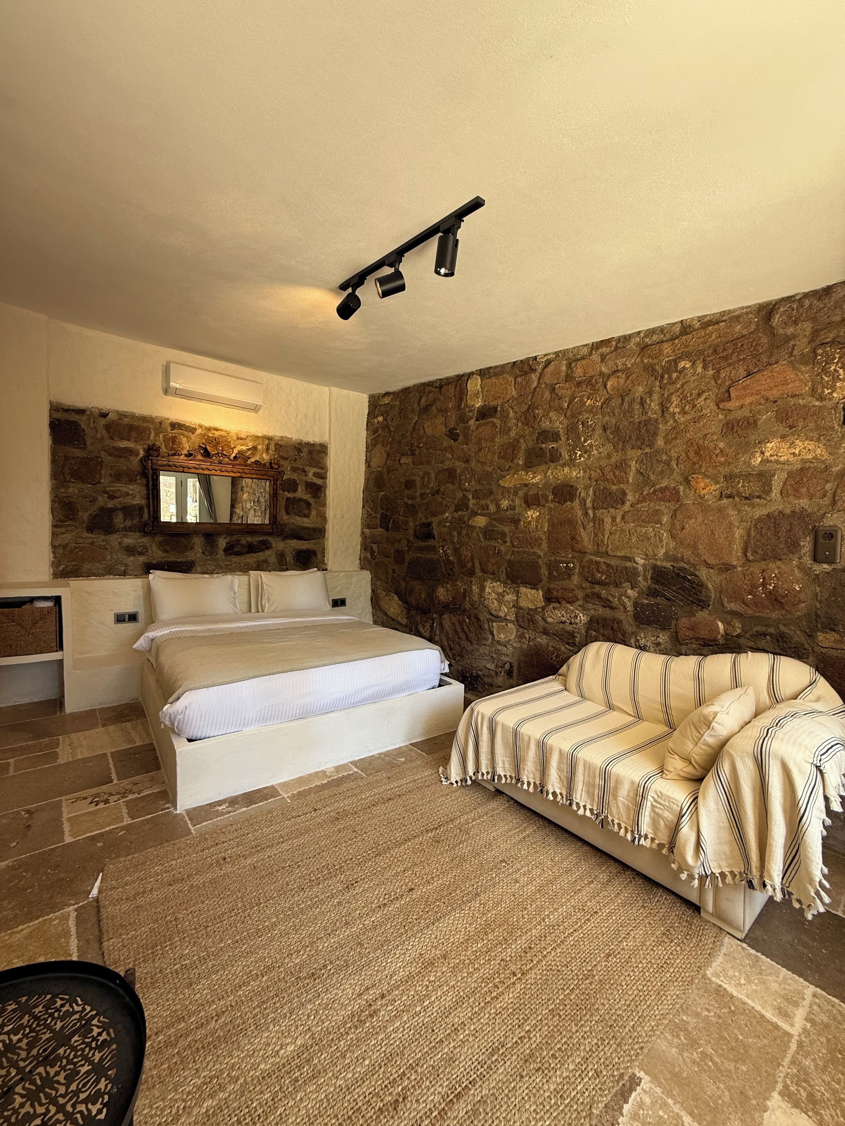 Quarto casal júnior | Roupas de cama premium, frigobar, escrivaninha, Wi-Fi de cortesia