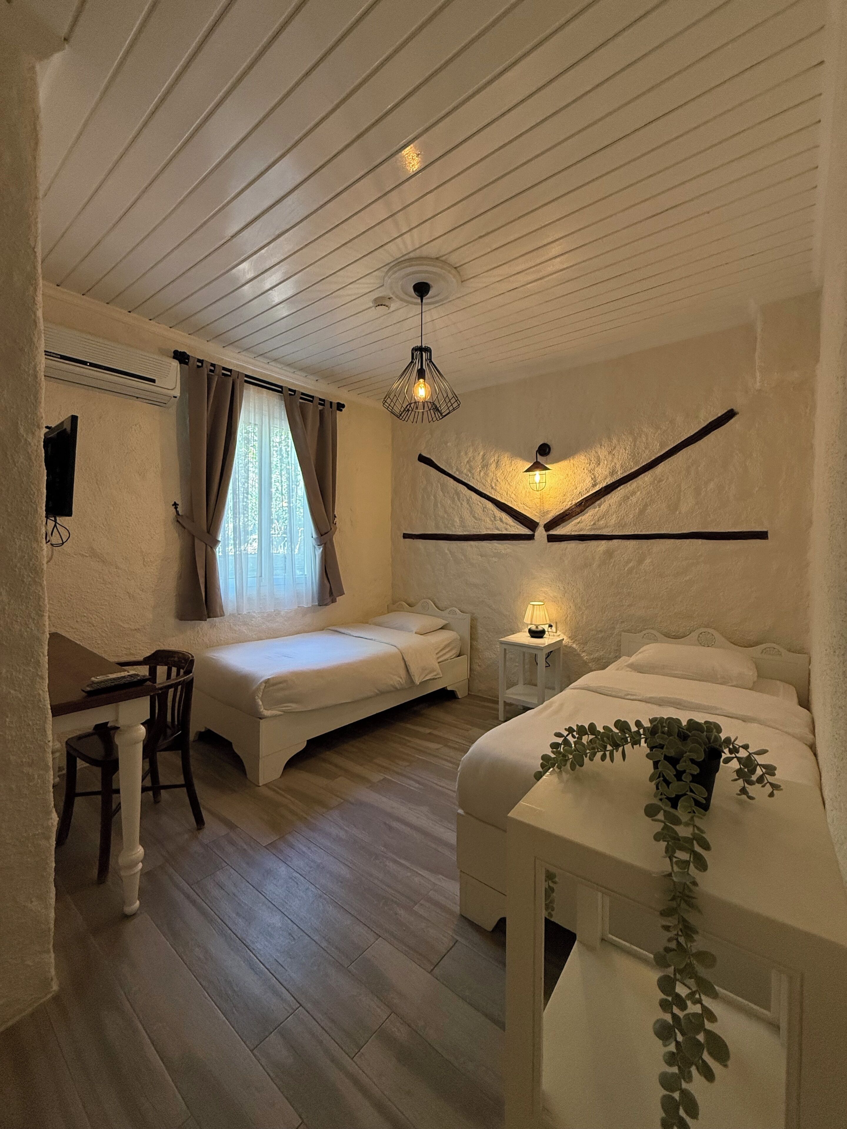 Quarto duplo conforto | Roupas de cama premium, frigobar, escrivaninha, Wi-Fi de cortesia