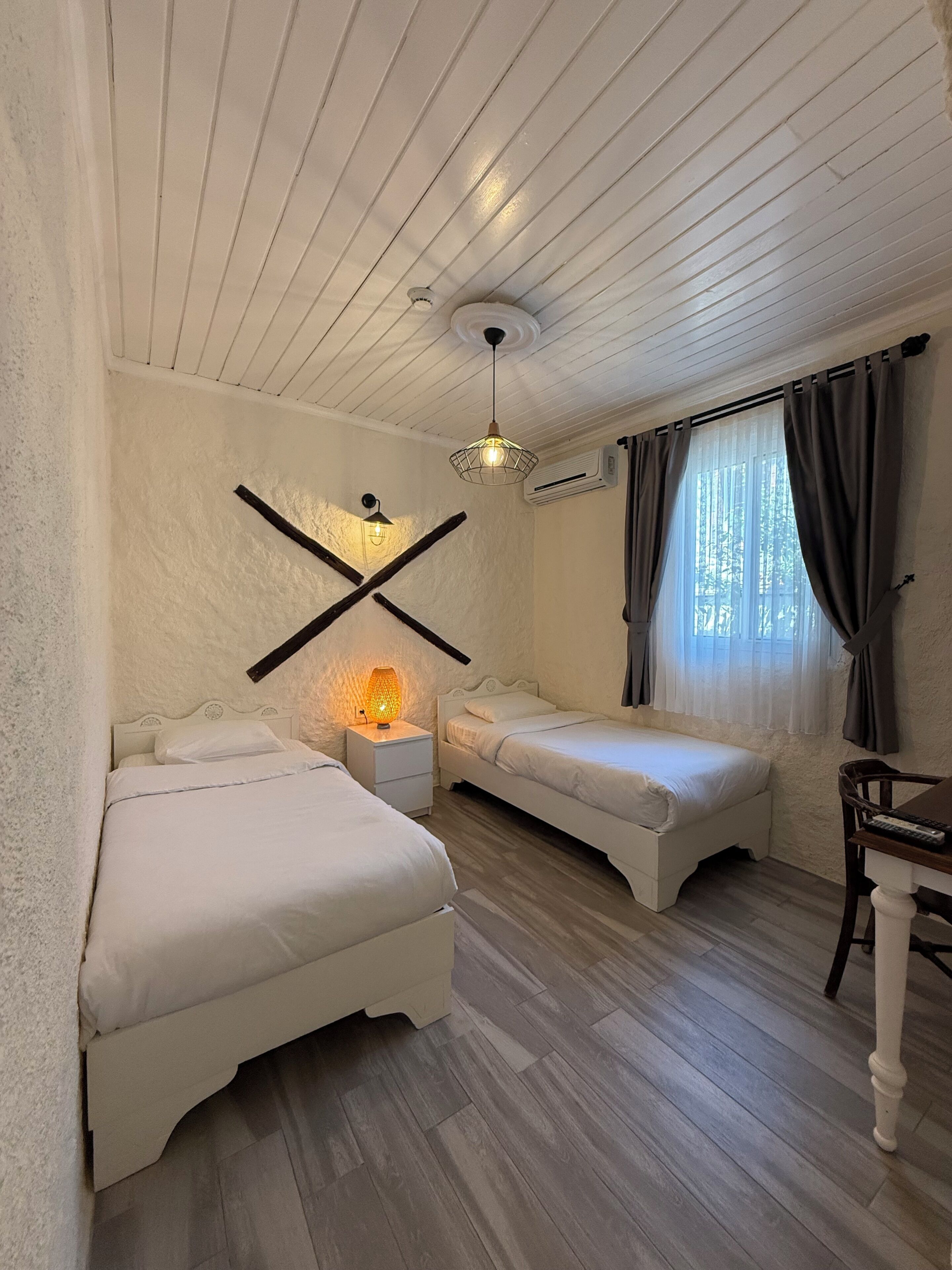 Quarto duplo clássico | Roupas de cama premium, frigobar, escrivaninha, Wi-Fi de cortesia