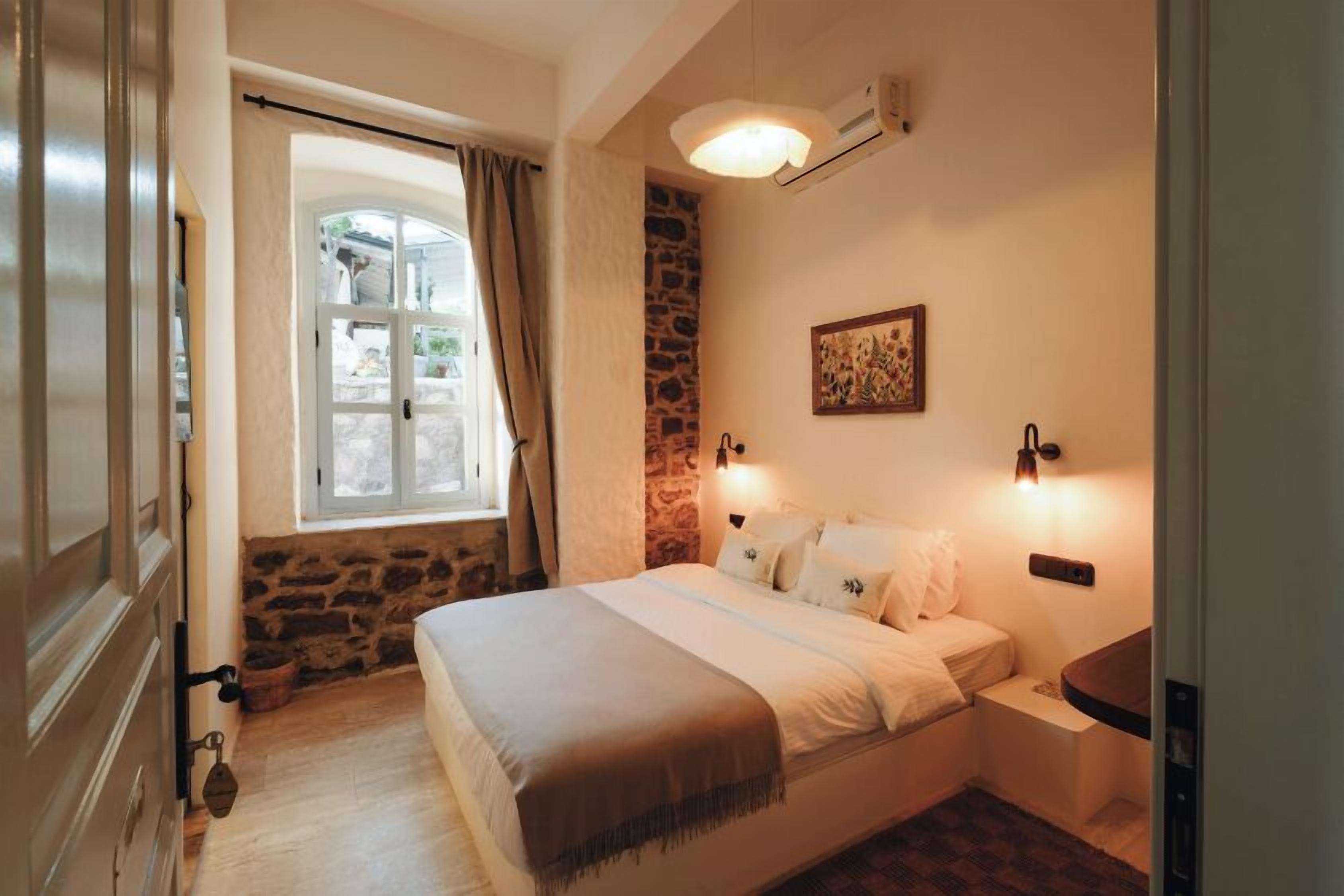 Quarto design | Roupas de cama premium, frigobar, escrivaninha, Wi-Fi de cortesia