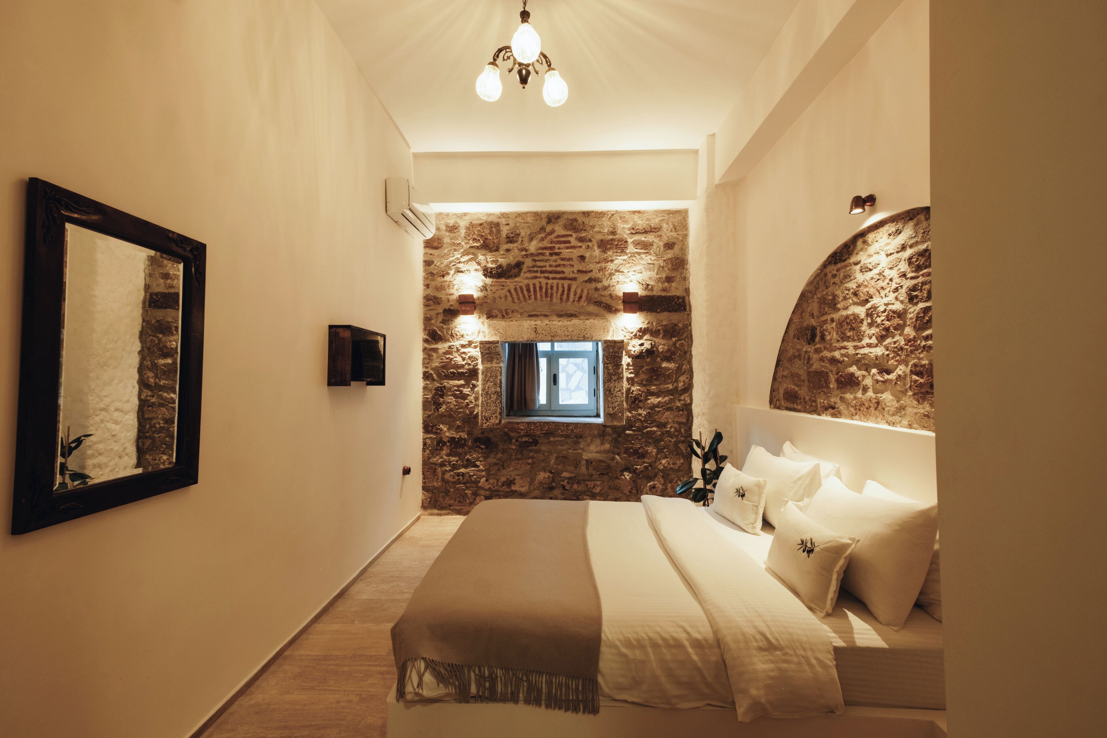Premium bedding, minibar, desk, free WiFi
