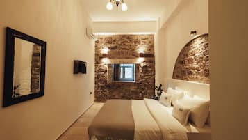 Premium bedding, minibar, desk, free WiFi