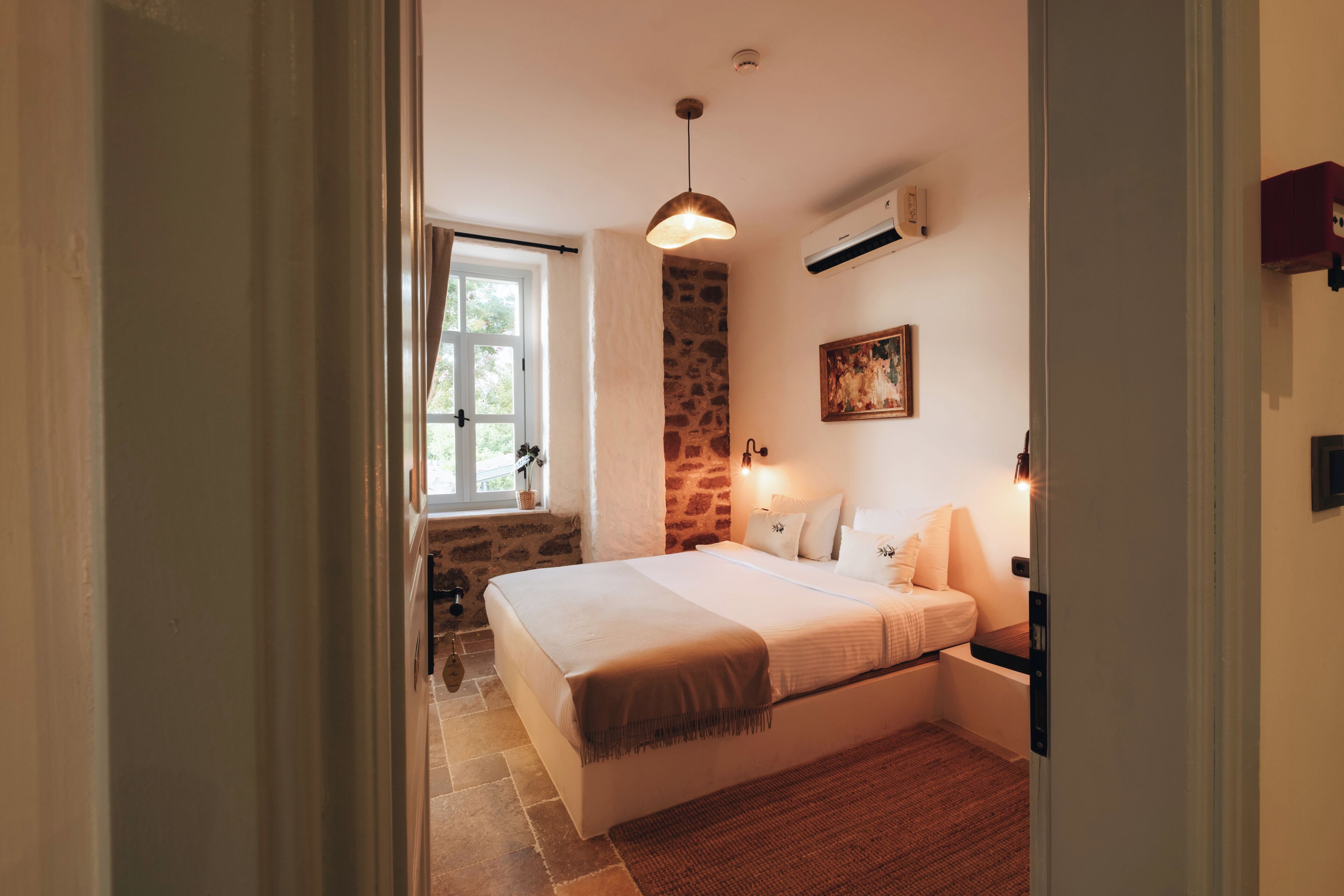 Quarto casal superior | Roupas de cama premium, frigobar, escrivaninha, Wi-Fi de cortesia